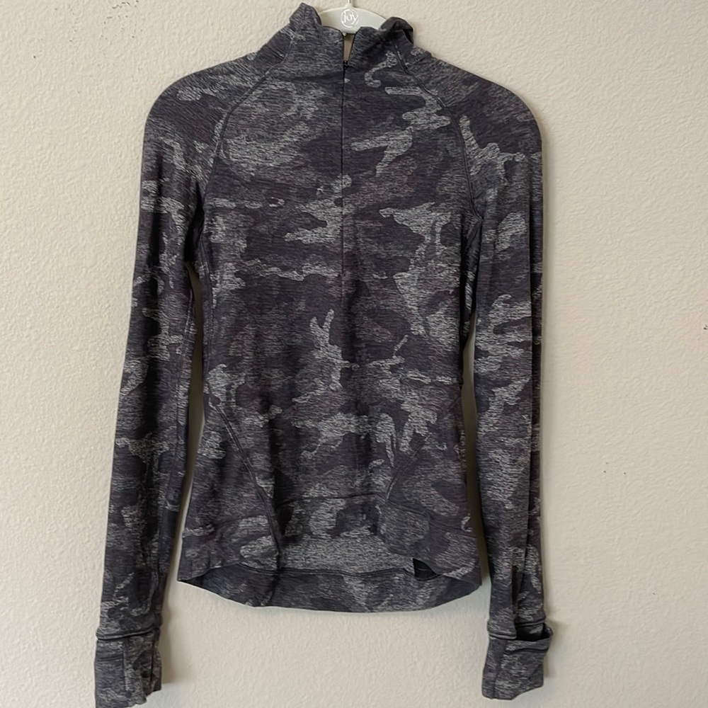 Lululemon women’s half zip, Size 4, Color Gray Camo